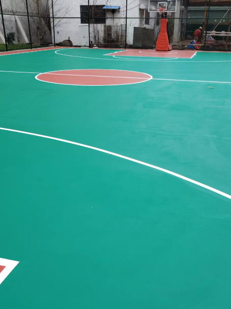 胡市镇 球场长期使用易出现地面开裂